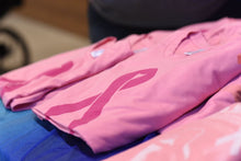 Cargar imagen en el visor de la galería, Camiseta Solidaria Rosa Mujer

